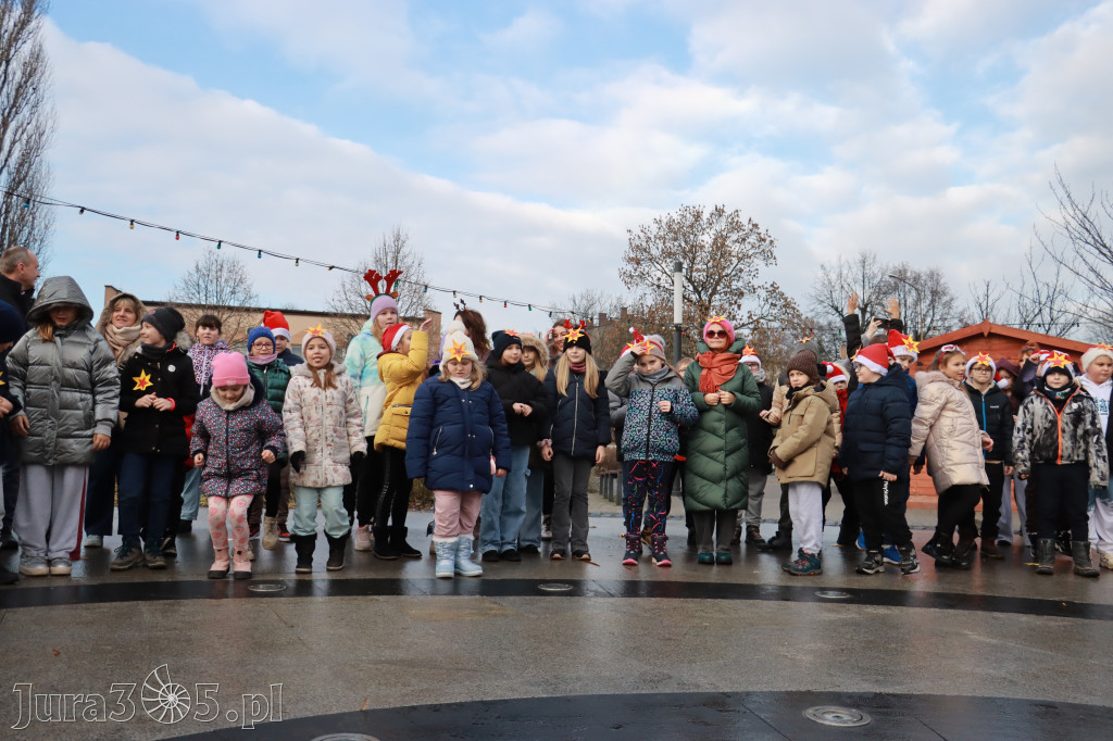 Fotorelacja: Wspólne kolędowanie uczniów i przedszkolaków w Zawierciu