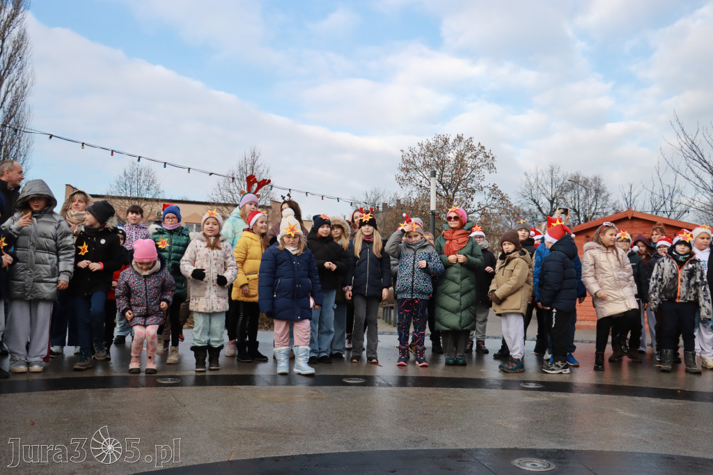 Fotorelacja: Wspólne kolędowanie uczniów i przedszkolaków w Zawierciu