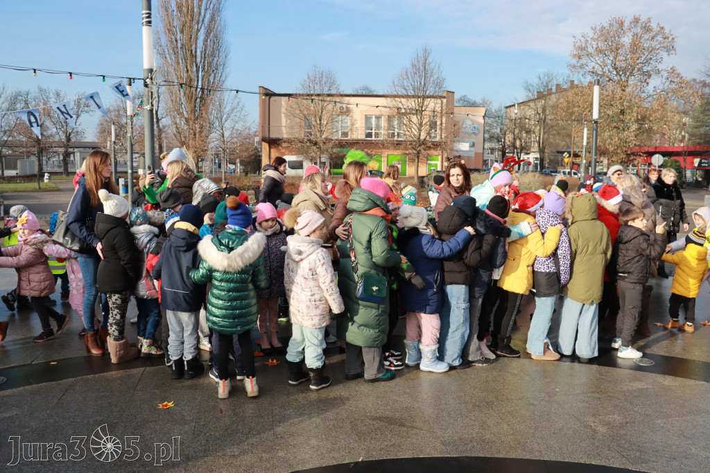 Fotorelacja: Wspólne kolędowanie uczniów i przedszkolaków w Zawierciu