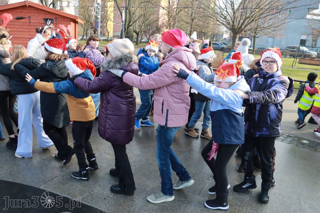 Fotorelacja: Wspólne kolędowanie uczniów i przedszkolaków w Zawierciu