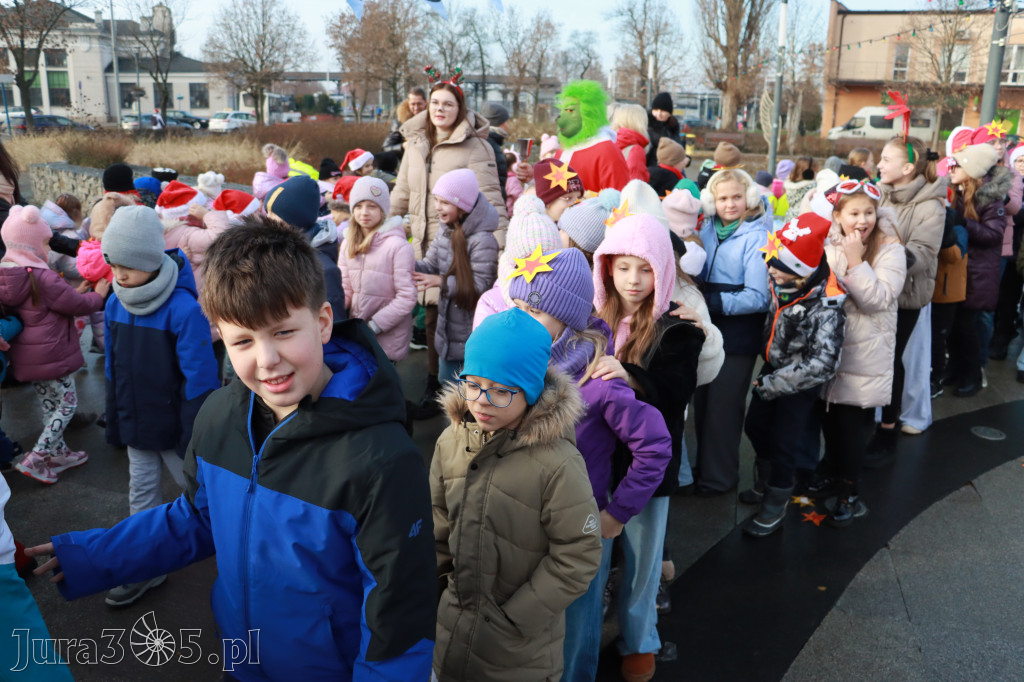 Fotorelacja: Wspólne kolędowanie uczniów i przedszkolaków w Zawierciu