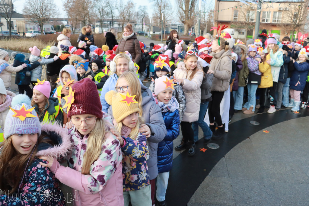 Fotorelacja: Wspólne kolędowanie uczniów i przedszkolaków w Zawierciu