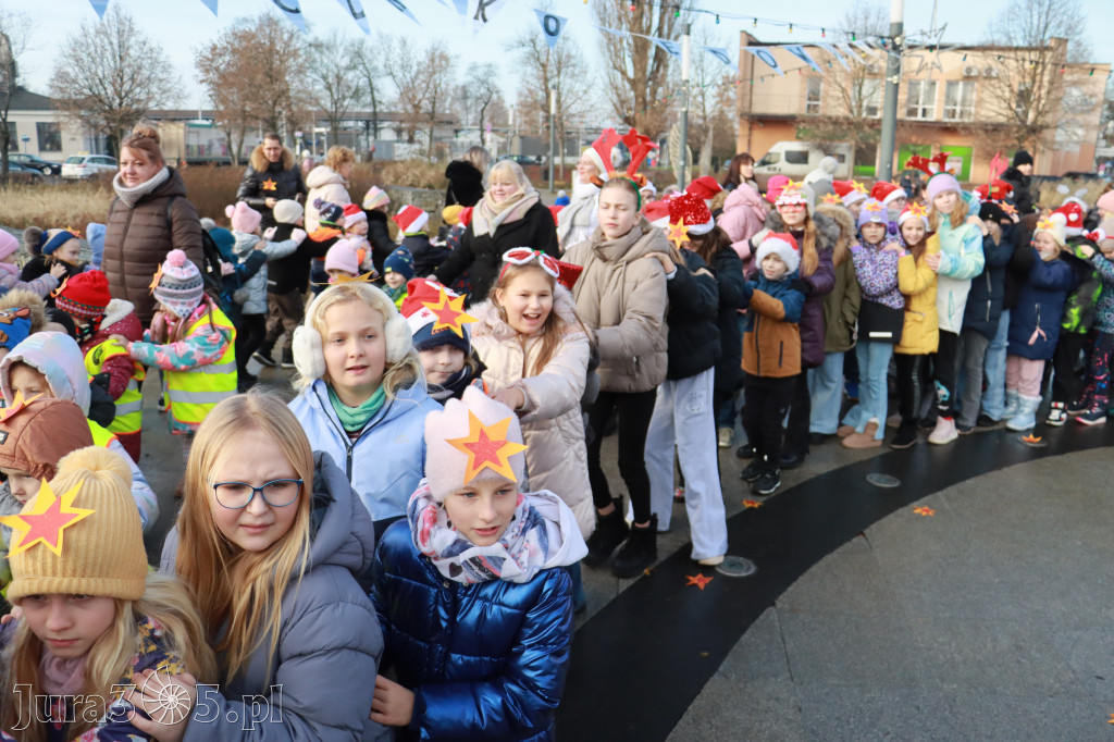 Fotorelacja: Wspólne kolędowanie uczniów i przedszkolaków w Zawierciu