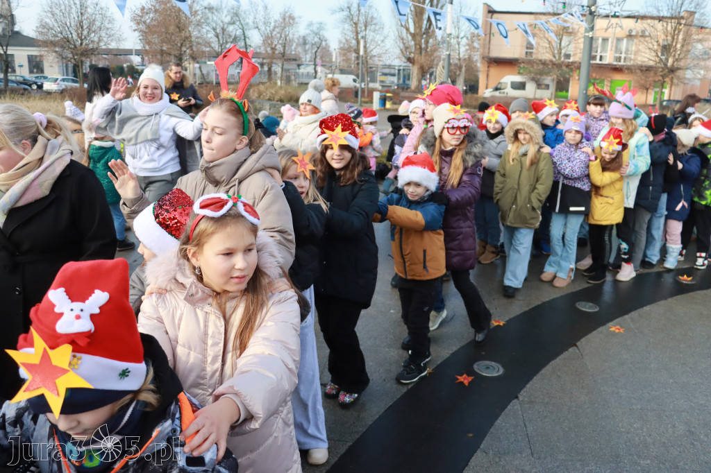 Fotorelacja: Wspólne kolędowanie uczniów i przedszkolaków w Zawierciu