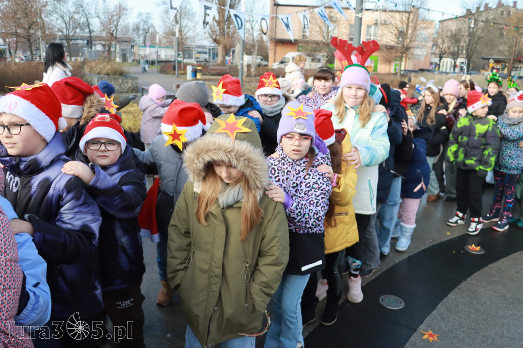Fotorelacja: Wspólne kolędowanie uczniów i przedszkolaków w Zawierciu