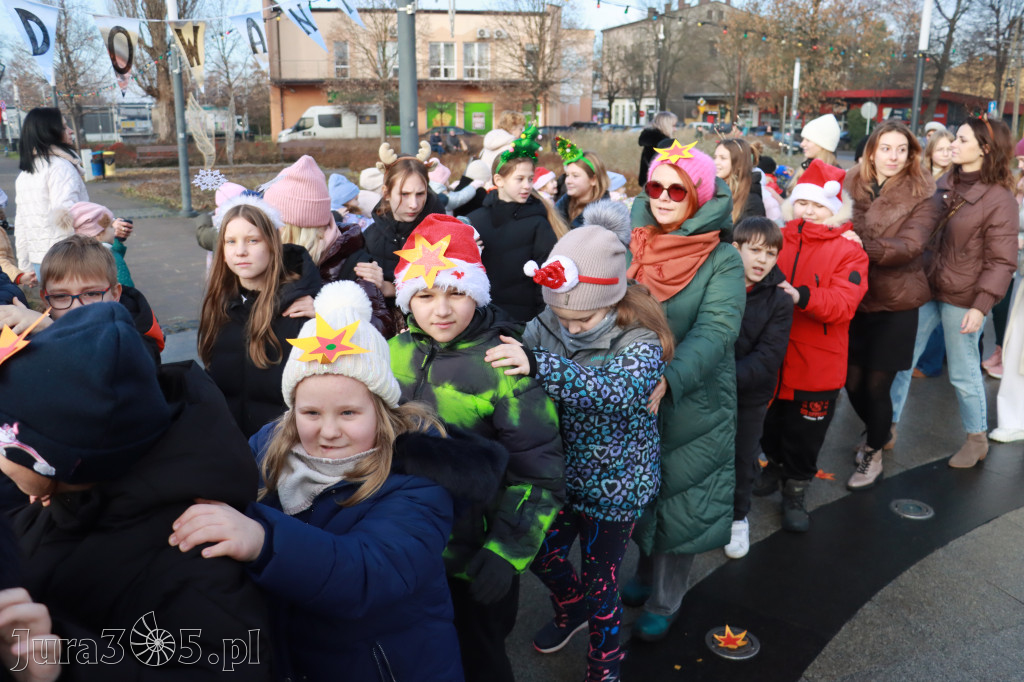 Fotorelacja: Wspólne kolędowanie uczniów i przedszkolaków w Zawierciu