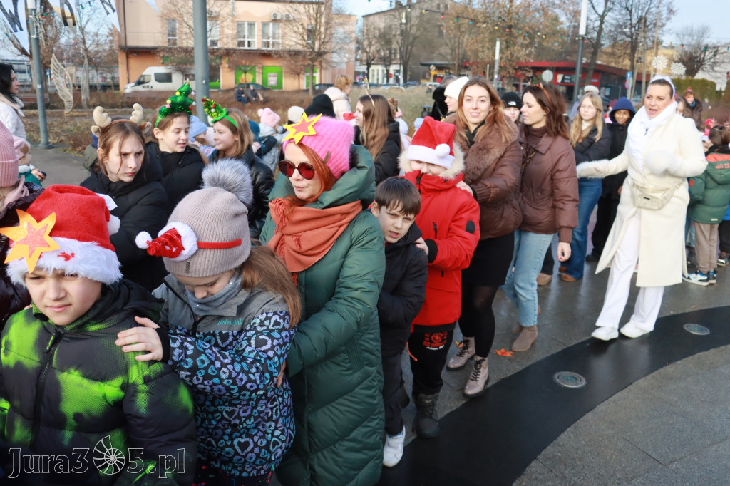 Fotorelacja: Wspólne kolędowanie uczniów i przedszkolaków w Zawierciu
