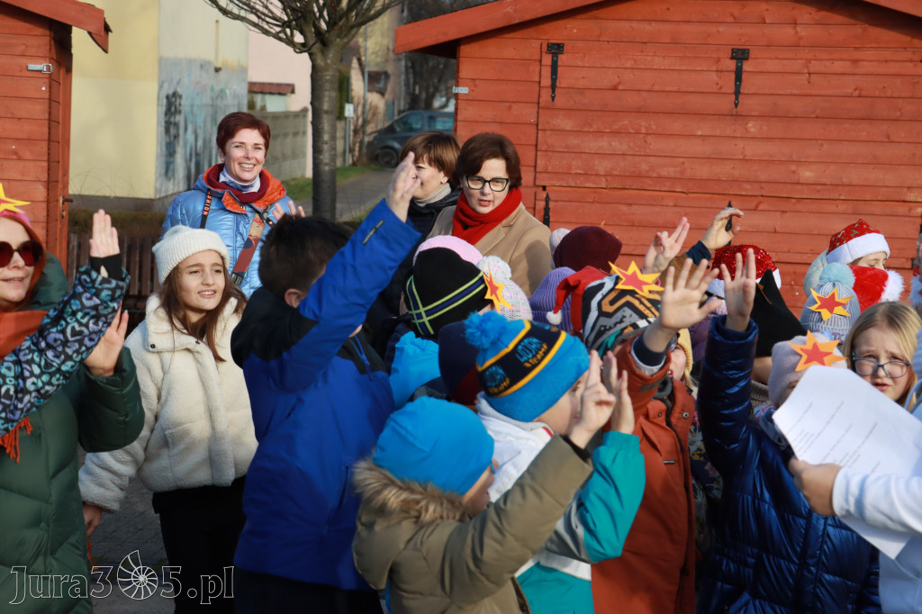 Fotorelacja: Wspólne kolędowanie uczniów i przedszkolaków w Zawierciu