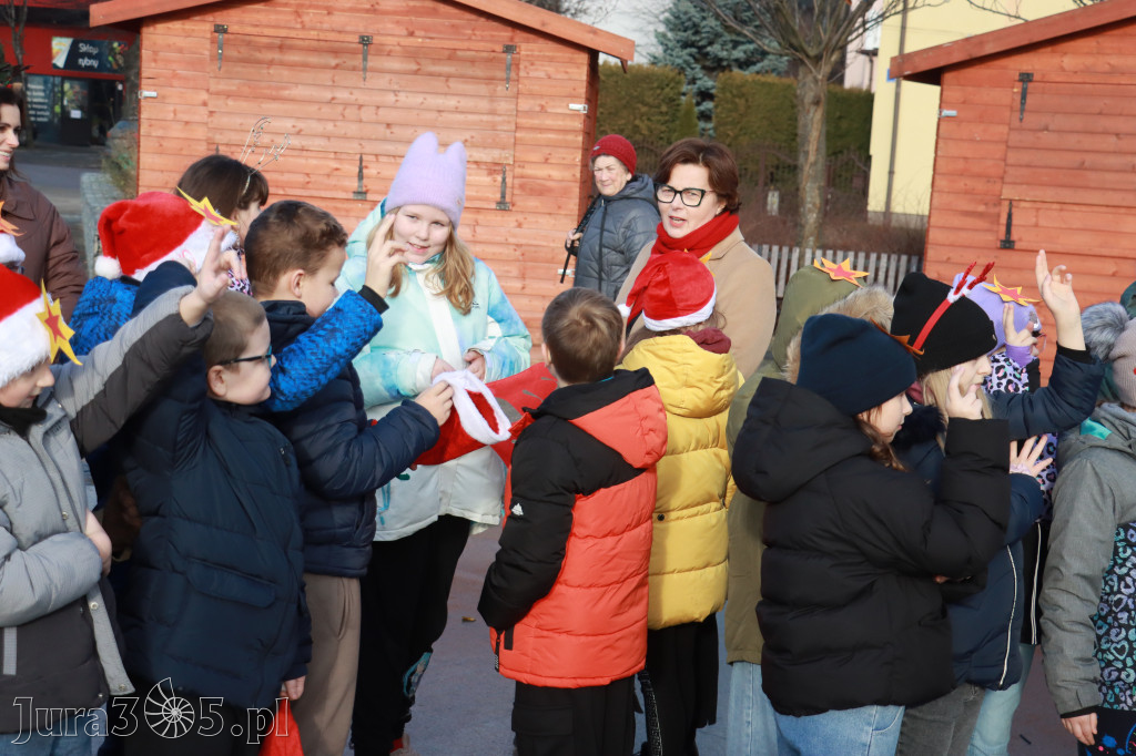Fotorelacja: Wspólne kolędowanie uczniów i przedszkolaków w Zawierciu