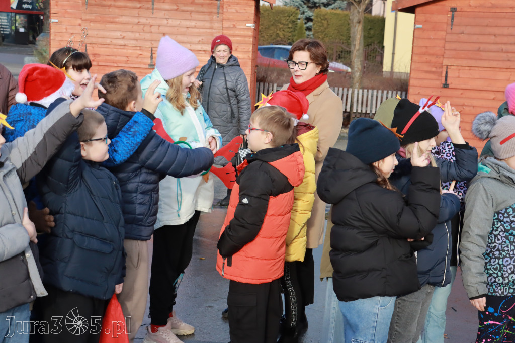 Fotorelacja: Wspólne kolędowanie uczniów i przedszkolaków w Zawierciu