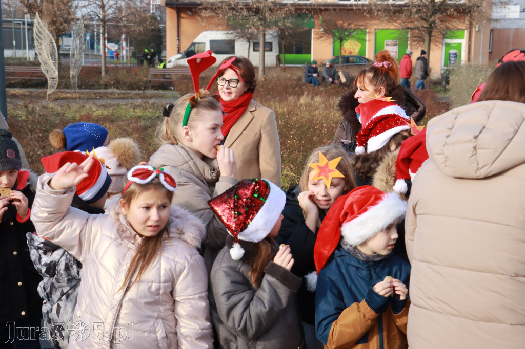 Fotorelacja: Wspólne kolędowanie uczniów i przedszkolaków w Zawierciu