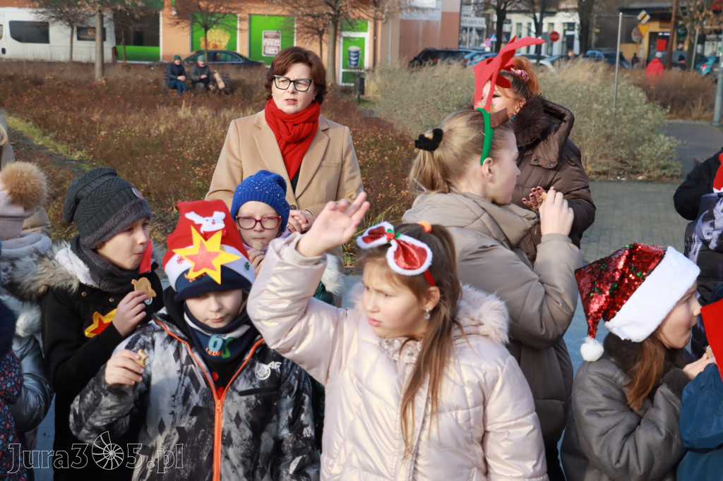 Fotorelacja: Wspólne kolędowanie uczniów i przedszkolaków w Zawierciu