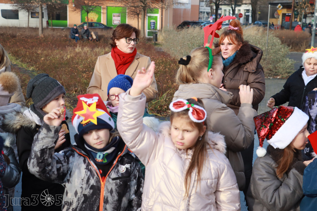 Fotorelacja: Wspólne kolędowanie uczniów i przedszkolaków w Zawierciu