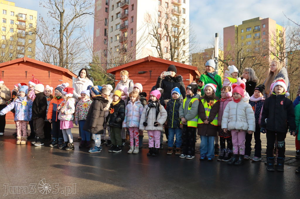 Fotorelacja: Wspólne kolędowanie uczniów i przedszkolaków w Zawierciu