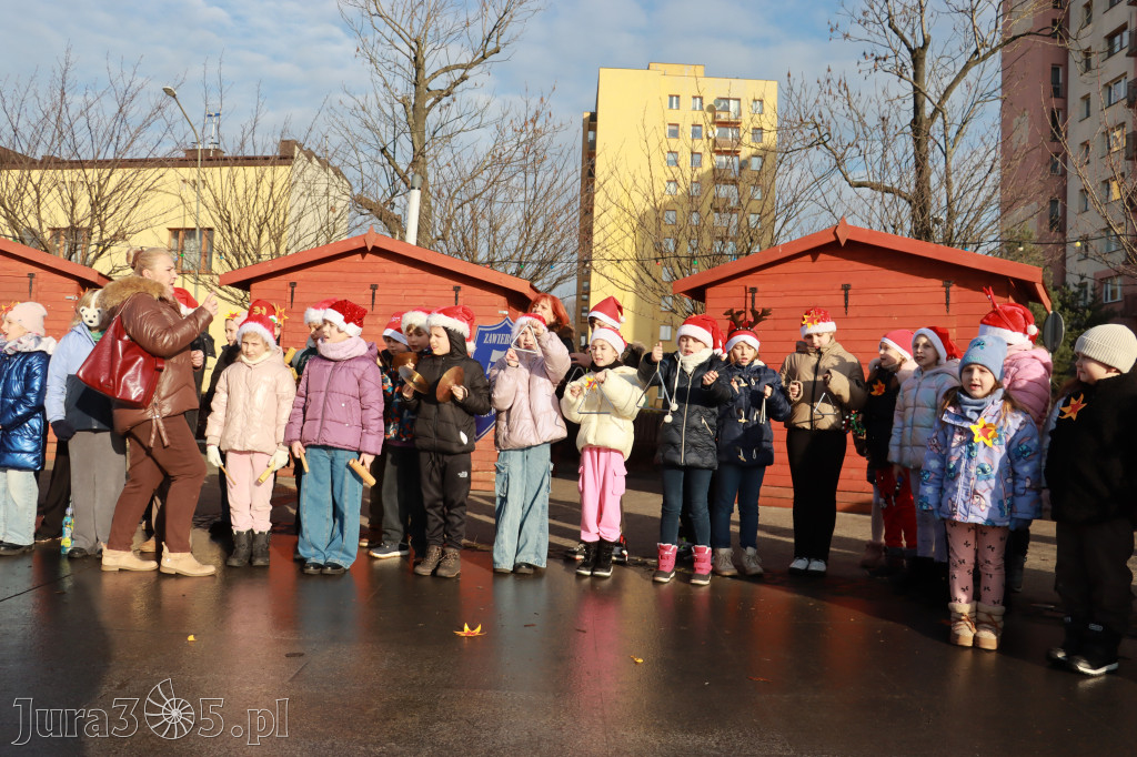 Fotorelacja: Wspólne kolędowanie uczniów i przedszkolaków w Zawierciu