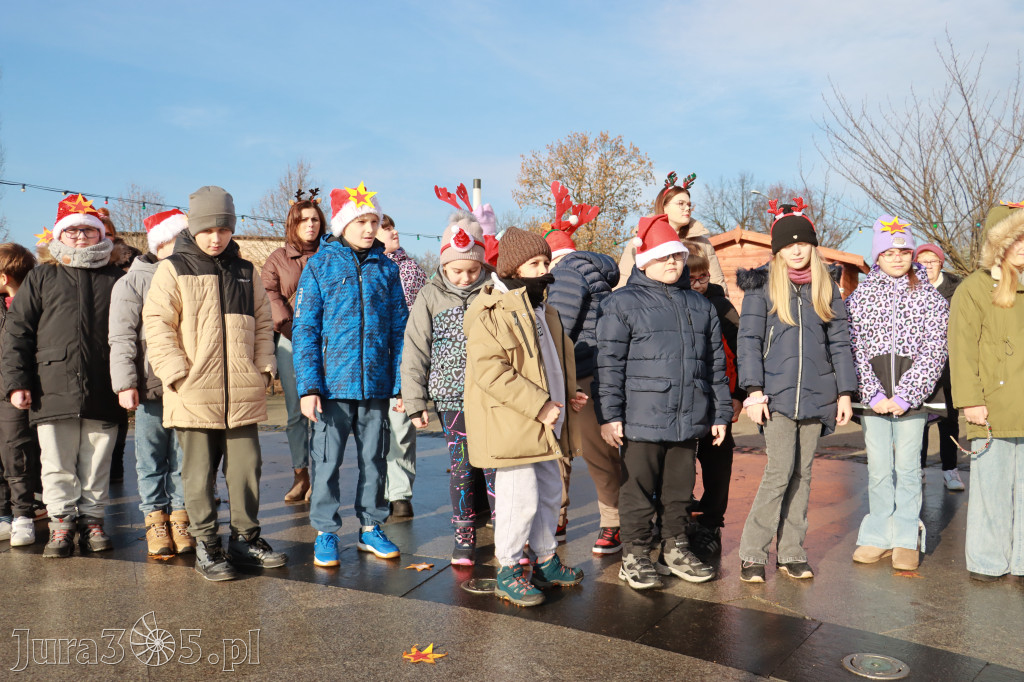 Fotorelacja: Wspólne kolędowanie uczniów i przedszkolaków w Zawierciu