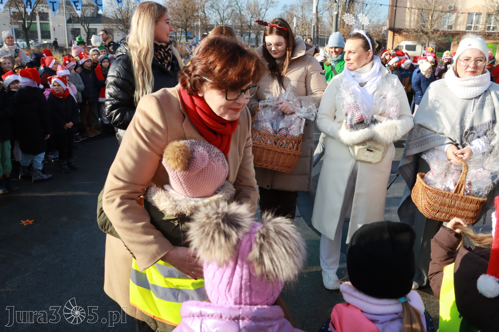 Fotorelacja: Wspólne kolędowanie uczniów i przedszkolaków w Zawierciu