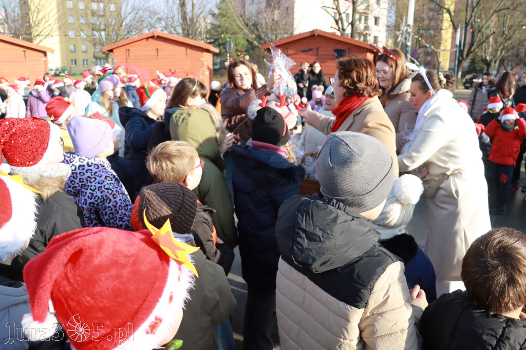 Fotorelacja: Wspólne kolędowanie uczniów i przedszkolaków w Zawierciu