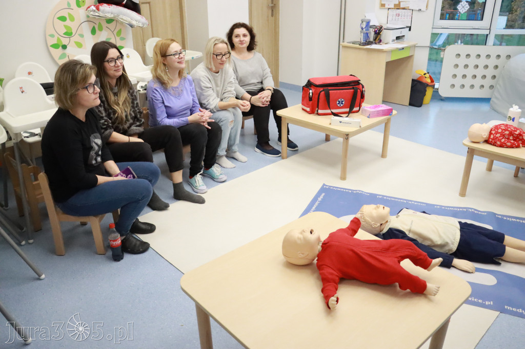 Fotorelacja: Szkolenie z pierwszej pomocy dla kadry Żłobka Miejskiego w Łazach