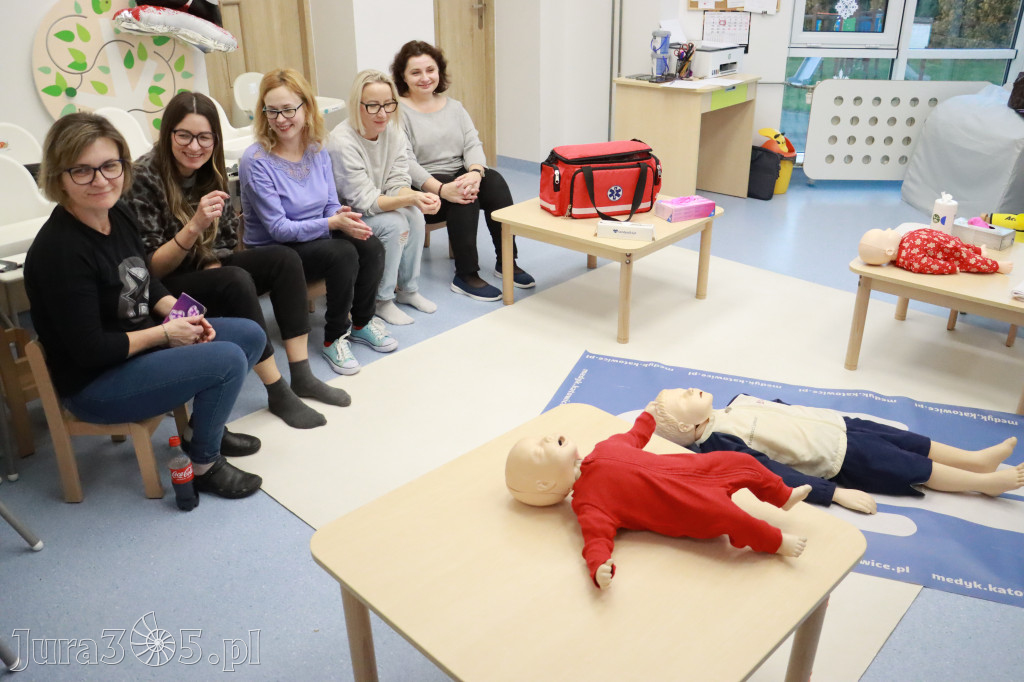 Fotorelacja: Szkolenie z pierwszej pomocy dla kadry Żłobka Miejskiego w Łazach