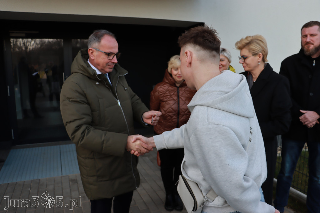 Fotorelacja: Przekazanie kluczy do nowych mieszkań TBS w Łazach