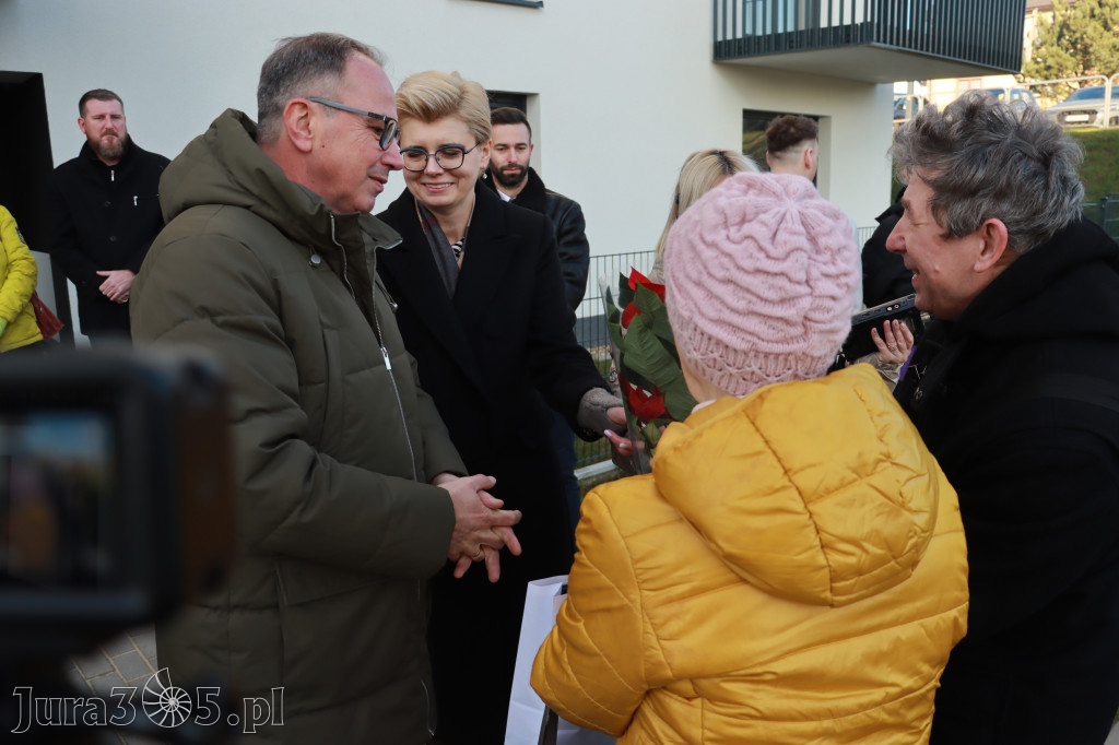 Fotorelacja: Przekazanie kluczy do nowych mieszkań TBS w Łazach