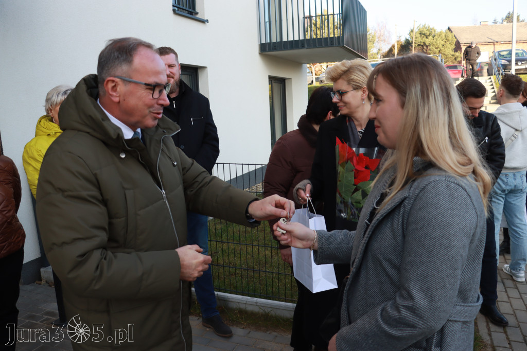 Fotorelacja: Przekazanie kluczy do nowych mieszkań TBS w Łazach