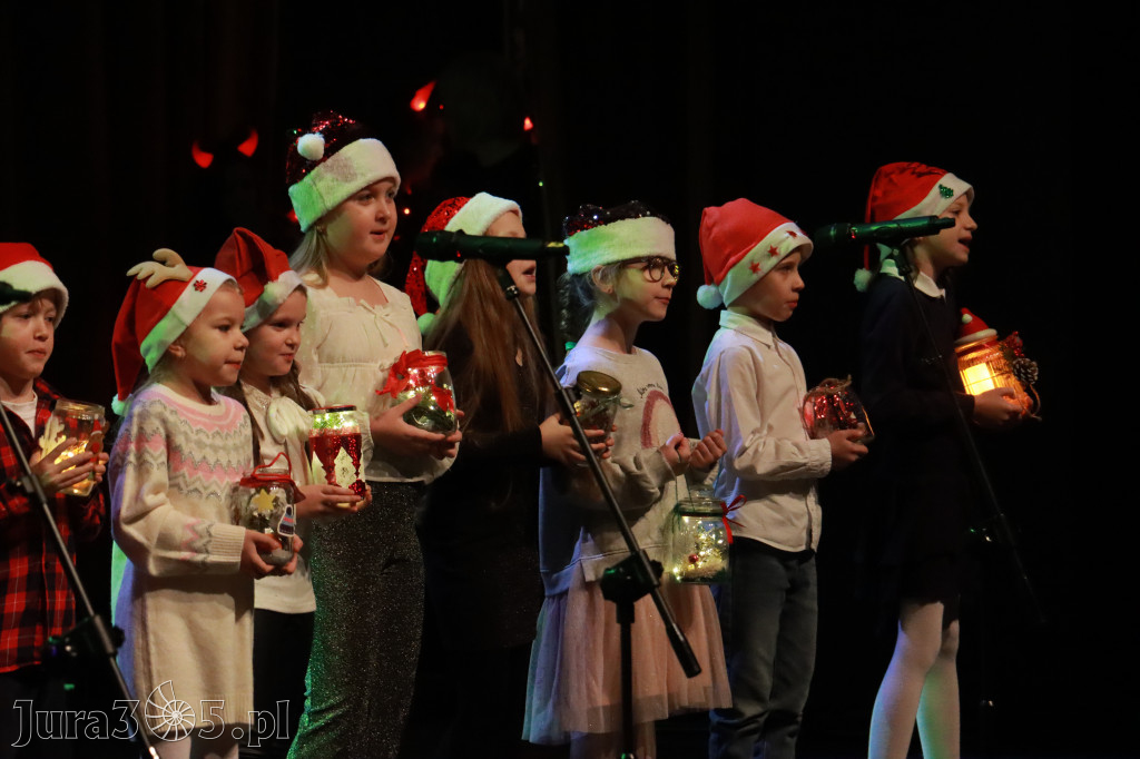 Fotorelacja: Koncert Świąteczny Szkoły Muzycznej i SP3 w MOK Zawiercie