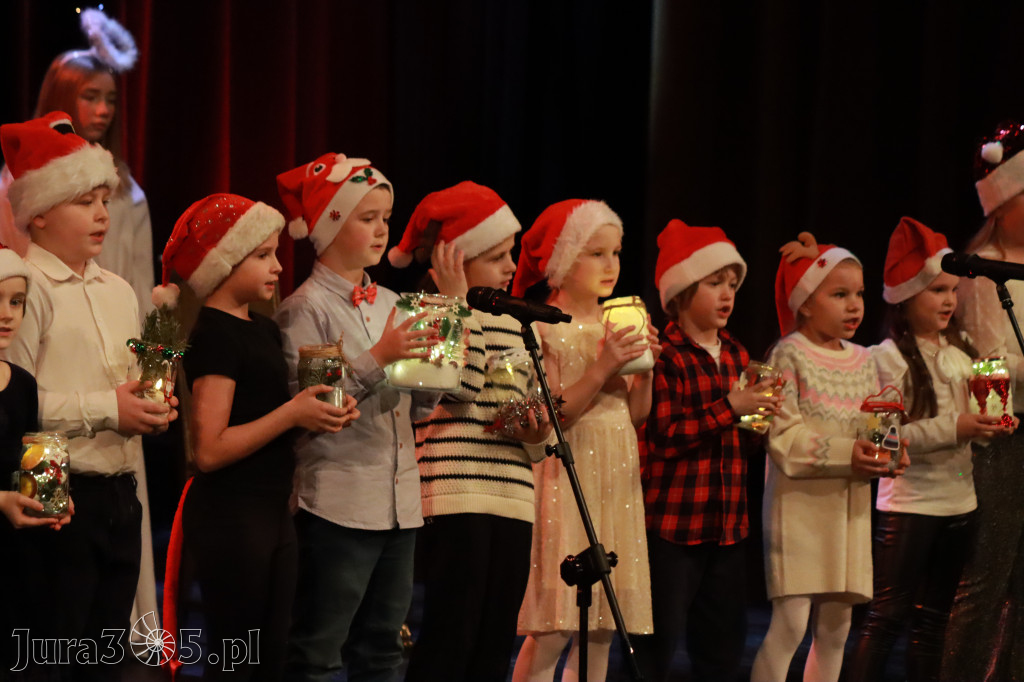 Fotorelacja: Koncert Świąteczny Szkoły Muzycznej i SP3 w MOK Zawiercie