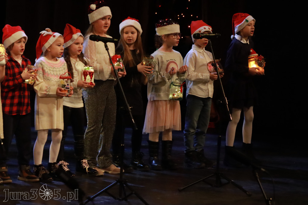 Fotorelacja: Koncert Świąteczny Szkoły Muzycznej i SP3 w MOK Zawiercie