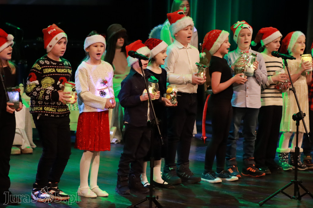 Fotorelacja: Koncert Świąteczny Szkoły Muzycznej i SP3 w MOK Zawiercie