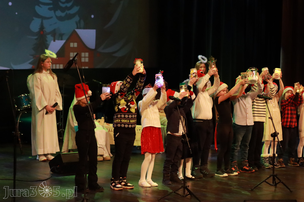 Fotorelacja: Koncert Świąteczny Szkoły Muzycznej i SP3 w MOK Zawiercie
