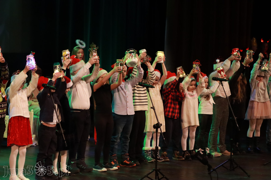 Fotorelacja: Koncert Świąteczny Szkoły Muzycznej i SP3 w MOK Zawiercie