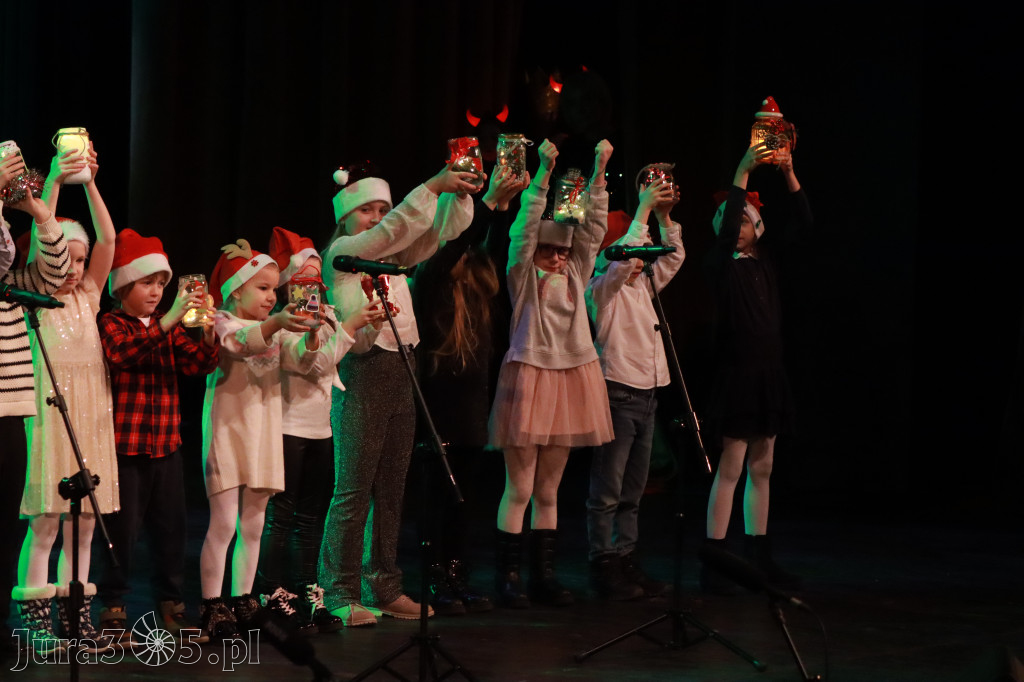 Fotorelacja: Koncert Świąteczny Szkoły Muzycznej i SP3 w MOK Zawiercie