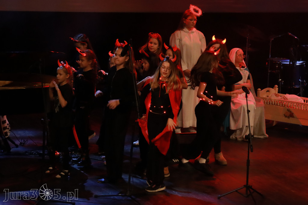 Fotorelacja: Koncert Świąteczny Szkoły Muzycznej i SP3 w MOK Zawiercie