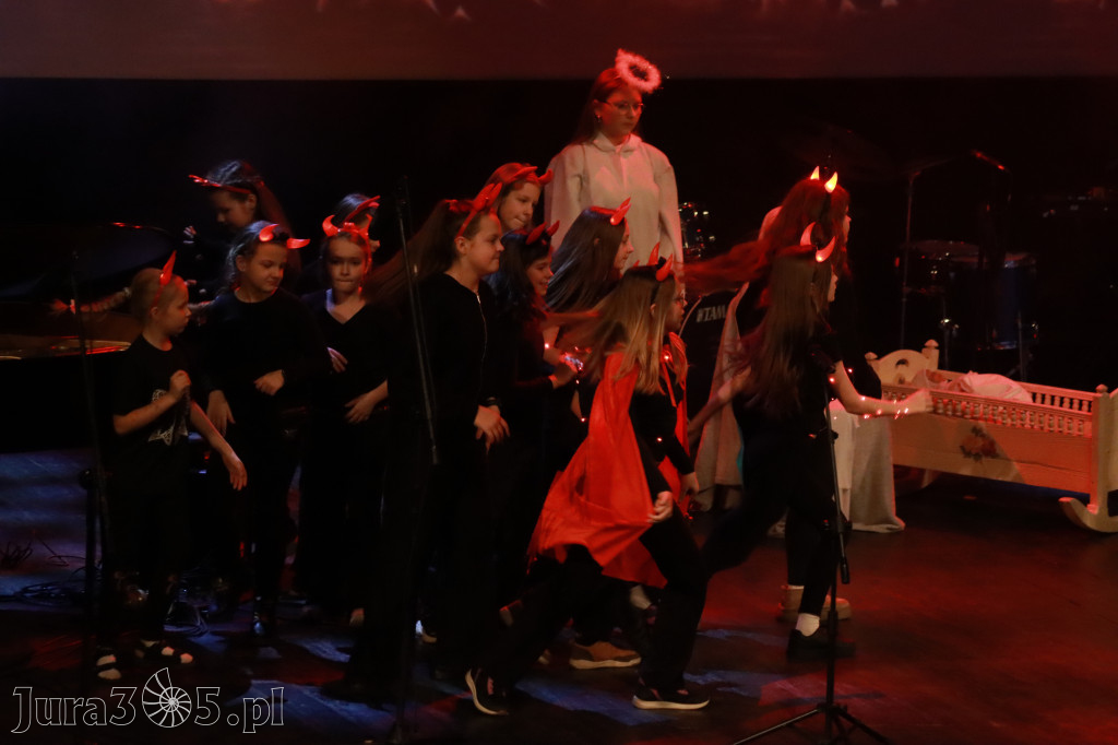 Fotorelacja: Koncert Świąteczny Szkoły Muzycznej i SP3 w MOK Zawiercie