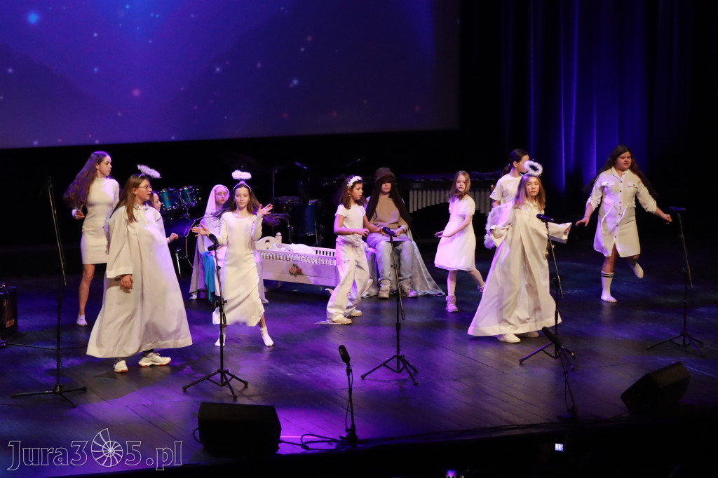 Fotorelacja: Koncert Świąteczny Szkoły Muzycznej i SP3 w MOK Zawiercie