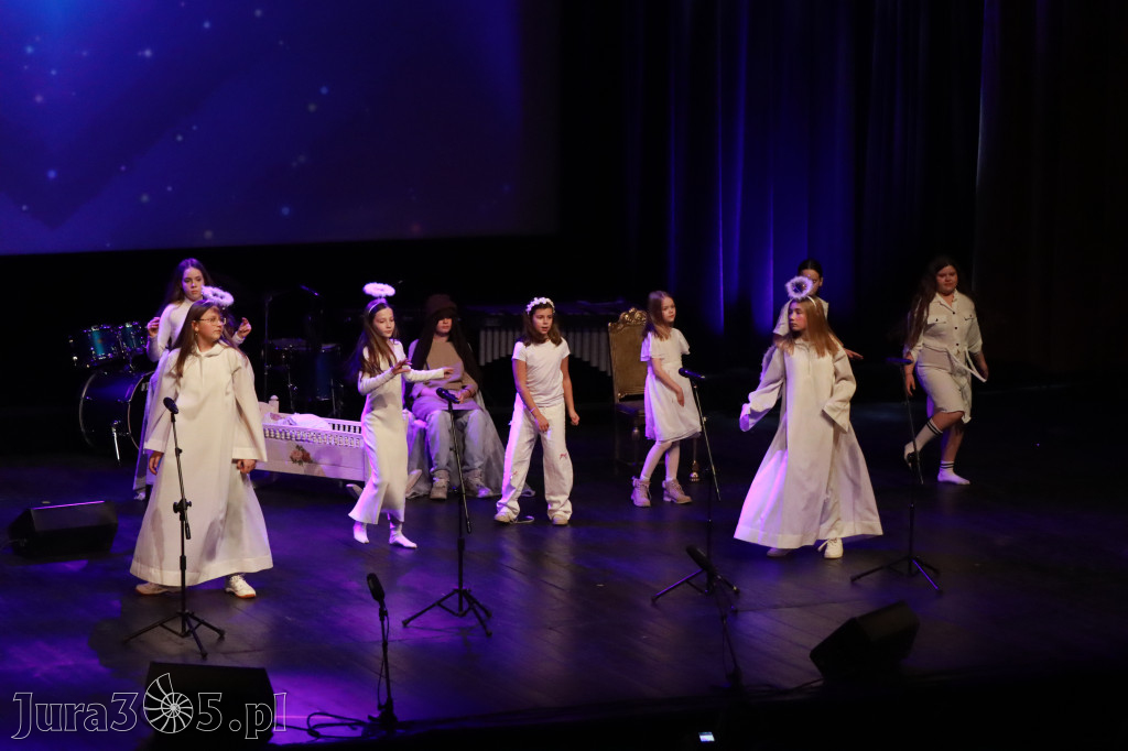 Fotorelacja: Koncert Świąteczny Szkoły Muzycznej i SP3 w MOK Zawiercie
