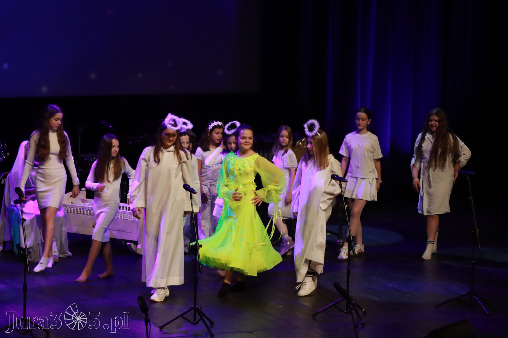 Fotorelacja: Koncert Świąteczny Szkoły Muzycznej i SP3 w MOK Zawiercie