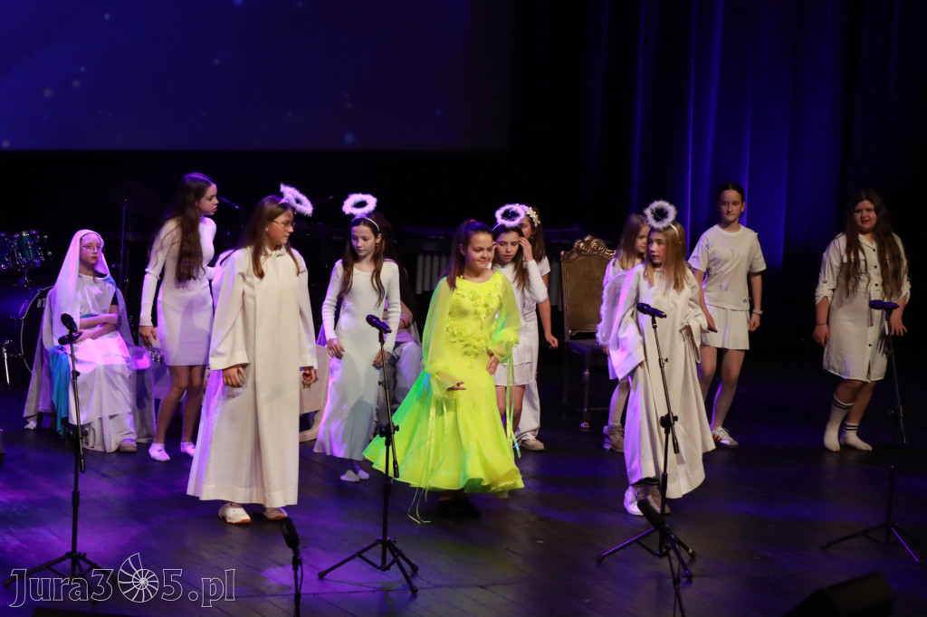 Fotorelacja: Koncert Świąteczny Szkoły Muzycznej i SP3 w MOK Zawiercie