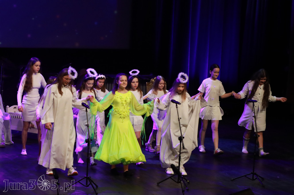 Fotorelacja: Koncert Świąteczny Szkoły Muzycznej i SP3 w MOK Zawiercie