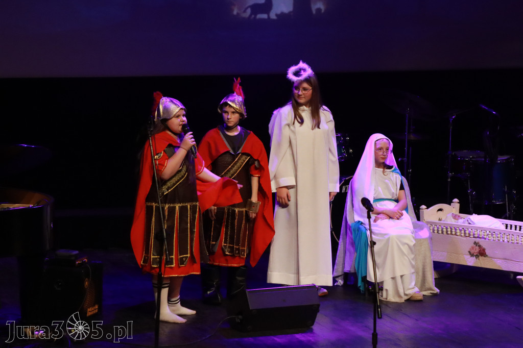 Fotorelacja: Koncert Świąteczny Szkoły Muzycznej i SP3 w MOK Zawiercie