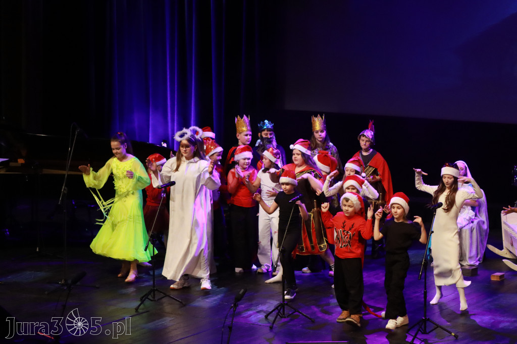 Fotorelacja: Koncert Świąteczny Szkoły Muzycznej i SP3 w MOK Zawiercie