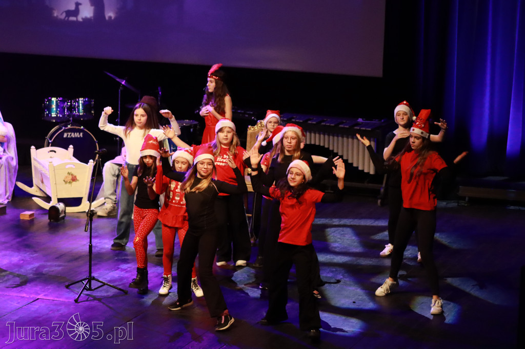 Fotorelacja: Koncert Świąteczny Szkoły Muzycznej i SP3 w MOK Zawiercie