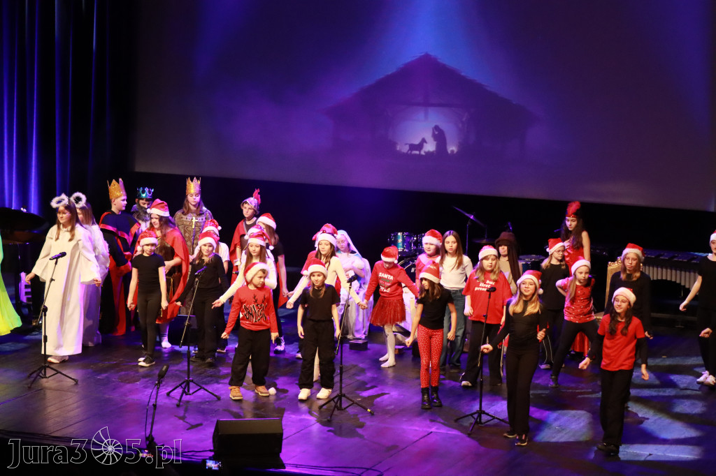 Fotorelacja: Koncert Świąteczny Szkoły Muzycznej i SP3 w MOK Zawiercie