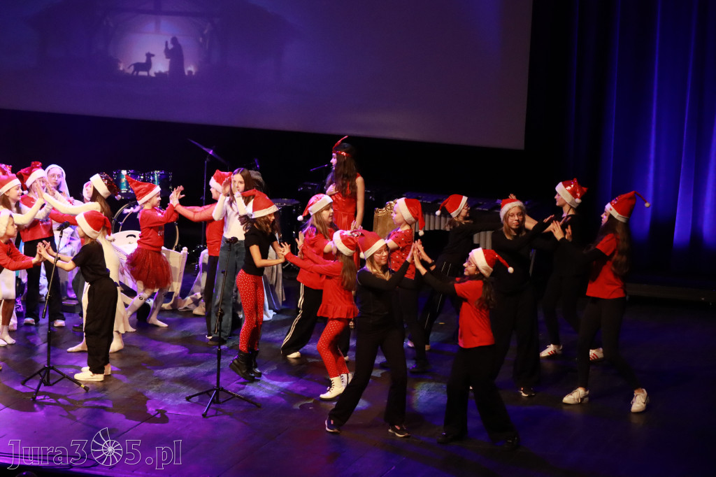 Fotorelacja: Koncert Świąteczny Szkoły Muzycznej i SP3 w MOK Zawiercie