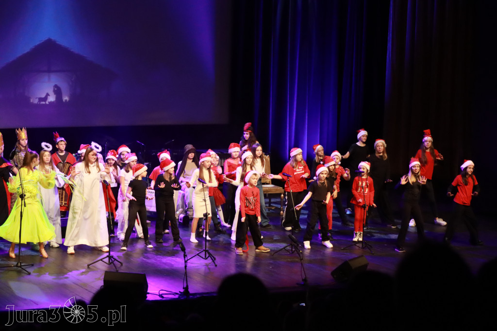 Fotorelacja: Koncert Świąteczny Szkoły Muzycznej i SP3 w MOK Zawiercie
