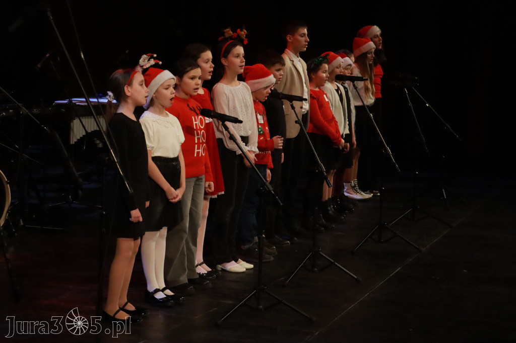 Fotorelacja: Koncert Świąteczny Szkoły Muzycznej i SP3 w MOK Zawiercie