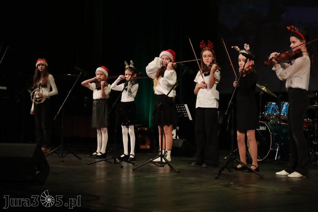Fotorelacja: Koncert Świąteczny Szkoły Muzycznej i SP3 w MOK Zawiercie