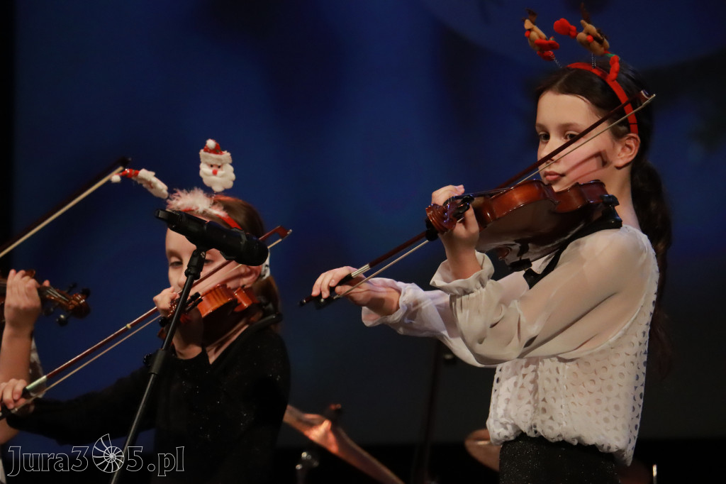 Fotorelacja: Koncert Świąteczny Szkoły Muzycznej i SP3 w MOK Zawiercie